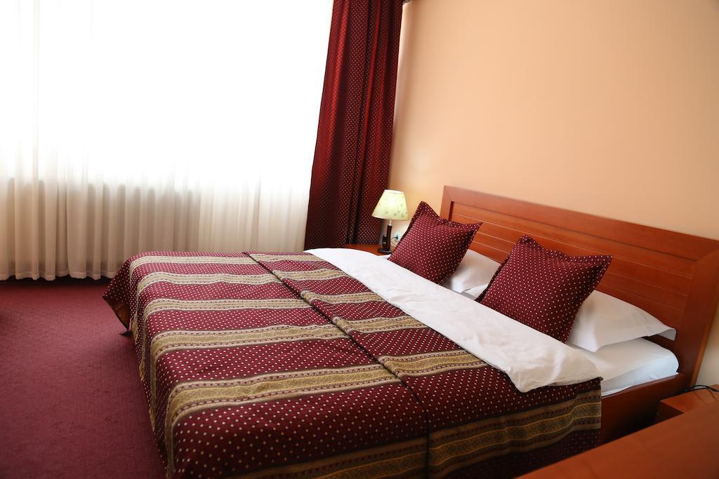 Hotel Apollonia Pristina Chambre photo
