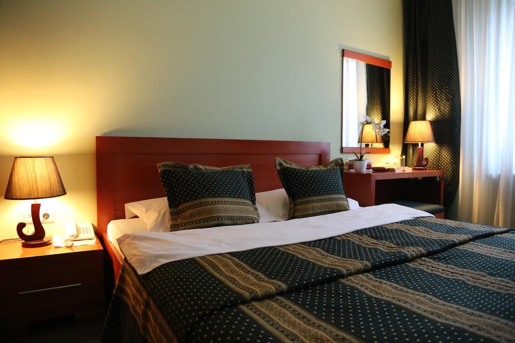 Hotel Apollonia Pristina Chambre photo